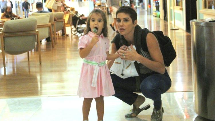 Deborah Secco passeia com a filha Maria Flor por shopping carioca - J. Humberto/Ag.News - J. Humberto/Ag.News