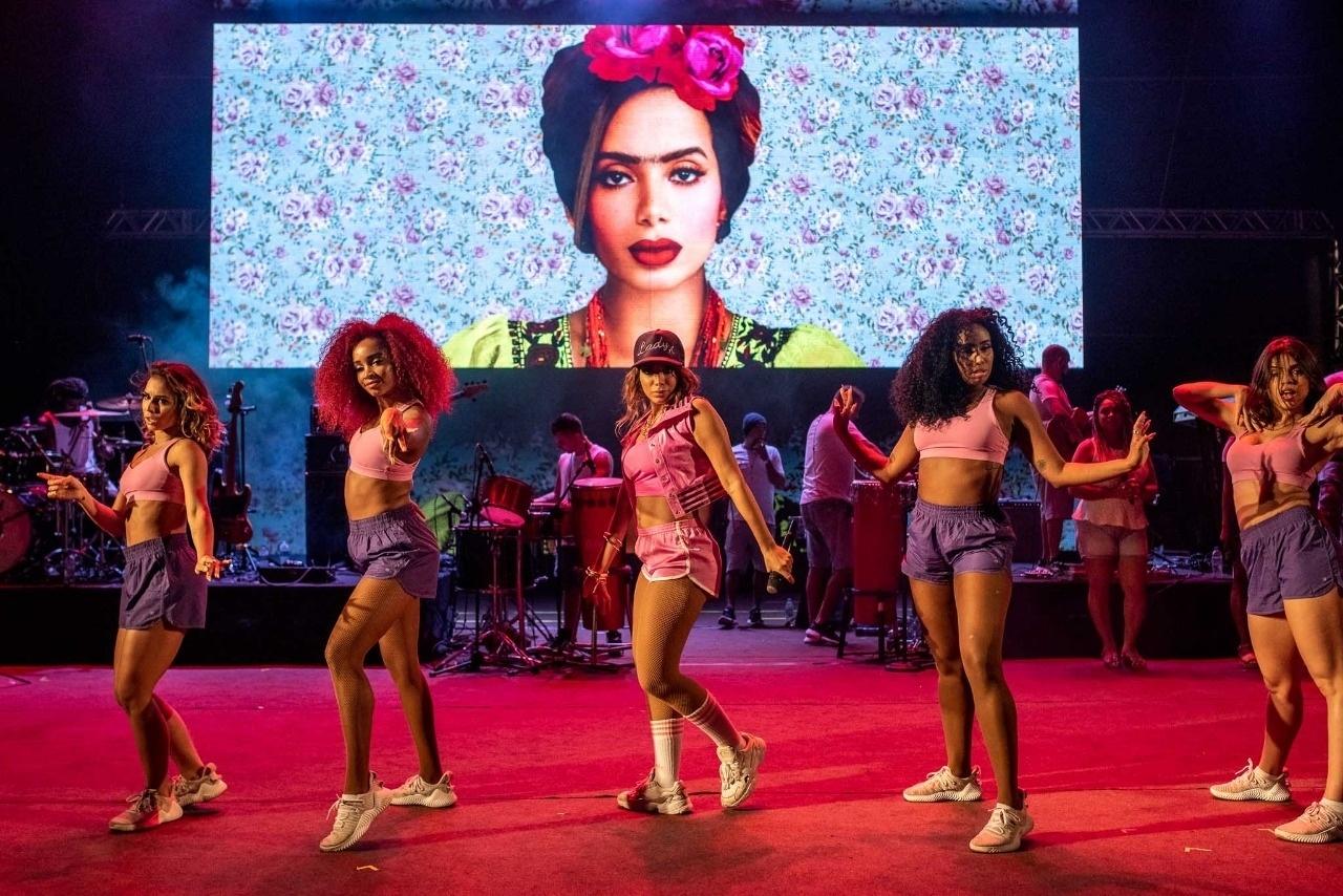 Imagem de Anitta como Frida é exibida no telão - Nereu Jr./UOL
