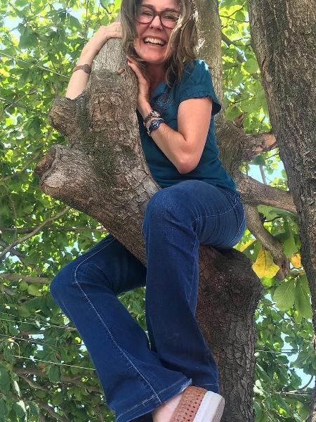 Susana Naspolini não se inibe se tiver que subir em uma árvores para relatar os problemas da população no Rio - Reprodução/Instagram - Reprodução/Instagram
