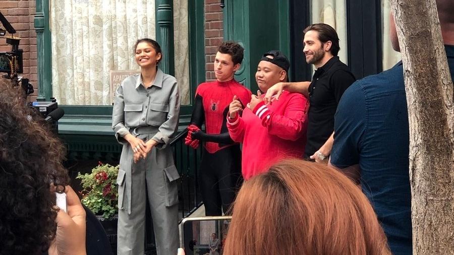 O elenco de "Homem-Aranha: Longe de Casa" na Disneyland - Reprodução/Twitter