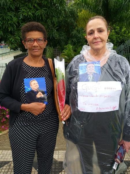 Fãs posam com fotos de Gugu, compradas de ambulantes na fila do velório da Alesp - Paulo Pacheco/UOL - Paulo Pacheco/UOL