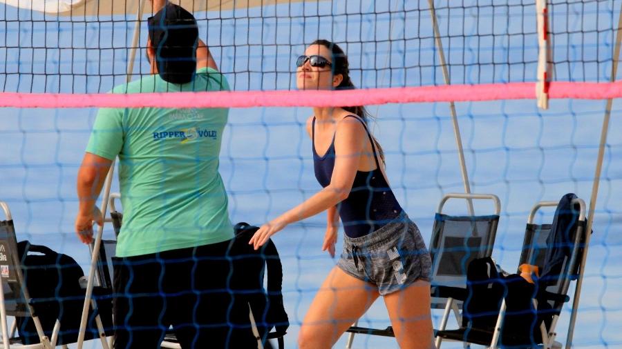 Nathalia Dill aparece jogando vôlei em praia no Leblon - AgNews