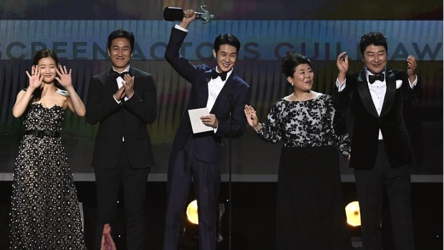 Atores de "Parasita" recebem prêmio de melhor elenco no SAG Awards 2020 - Getty Images via BBC