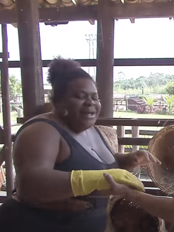 A Fazenda 2020: Jojo com medo da galinha e Victória cai na gargalhada 