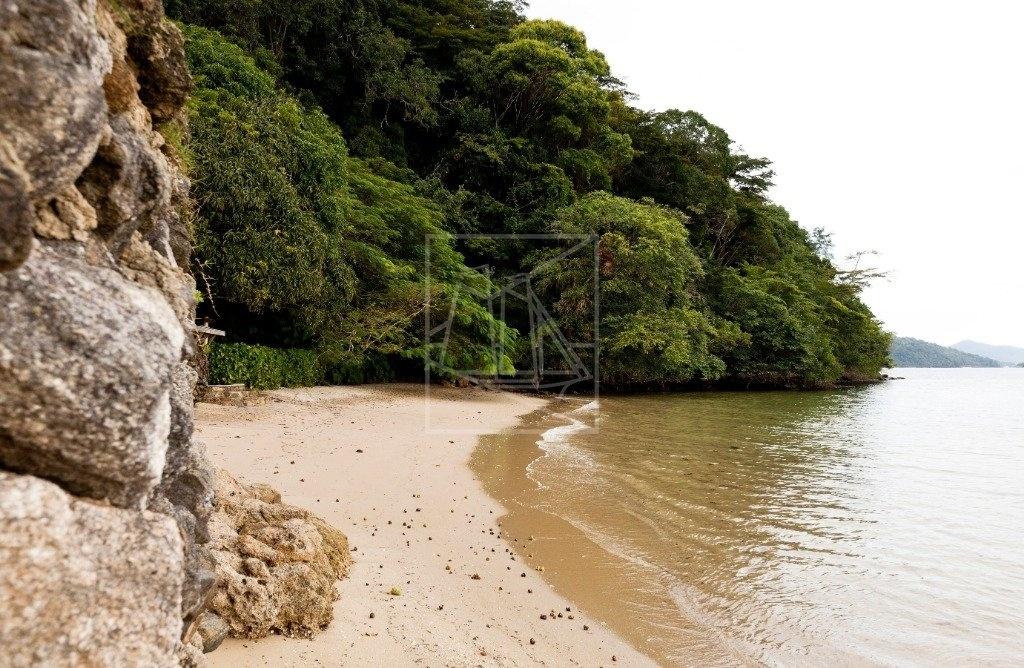 A ilha tem 55 mil m², praias privativas e diária em torno de R$ 18 mil - Reprodução