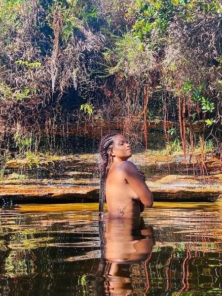 Jeniffer Nascimento tira a parte de cima do biquíni em cachoeira  - Reprodução / Instagram