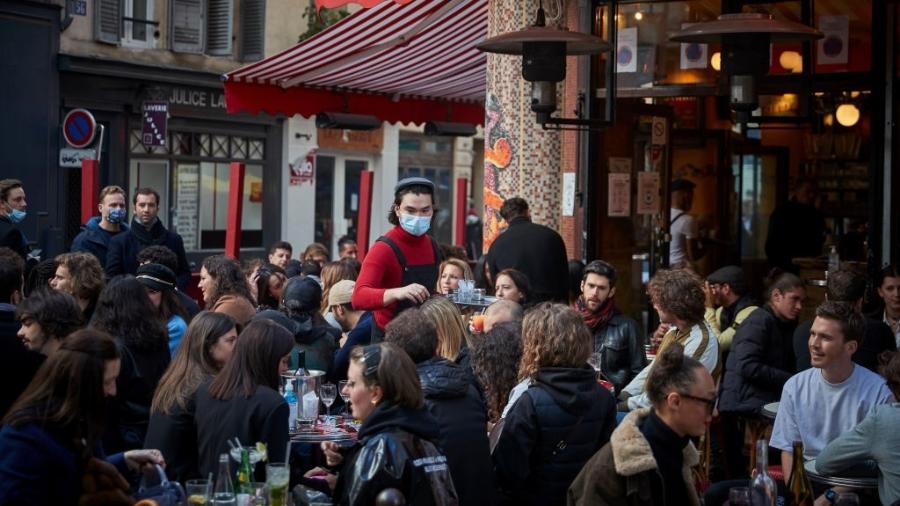 Em Paris, as medidas sanitárias básicas foram desrespeitadas pelos frequentadores de bares de restaurantes - Getty Images
