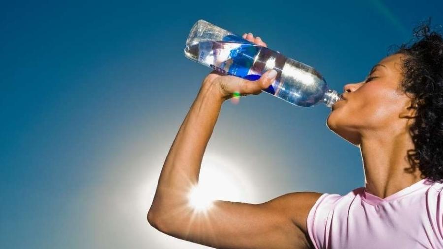 Manter o corpo hidratado é essencial para nossa saúde - Getty Images/BBC News Brasil