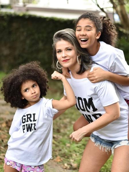 Samara Felippo e as filhas Lara, de 8 anos (à esquerda) e Alicia, de 12 anos (à direita) - Reprodução/Instagram