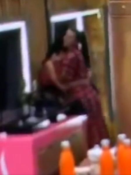 A Fazenda 2021: Dayane e Aline dão selinho no quarto - Reprodução/RecordTV - Reprodução/RecordTV