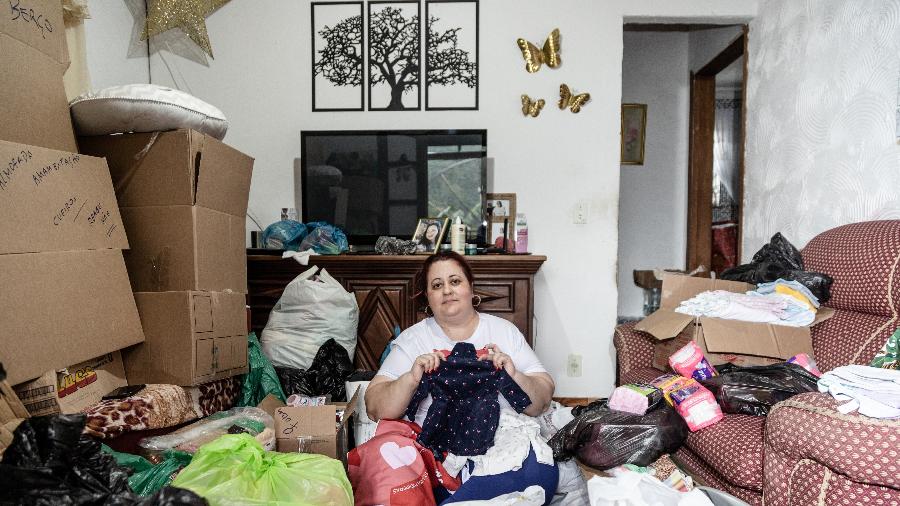 Daniela Freitas recebe doações em sua casa e conta com ajuda de voluntários para distribuir material - Zô Guimarães/UOL