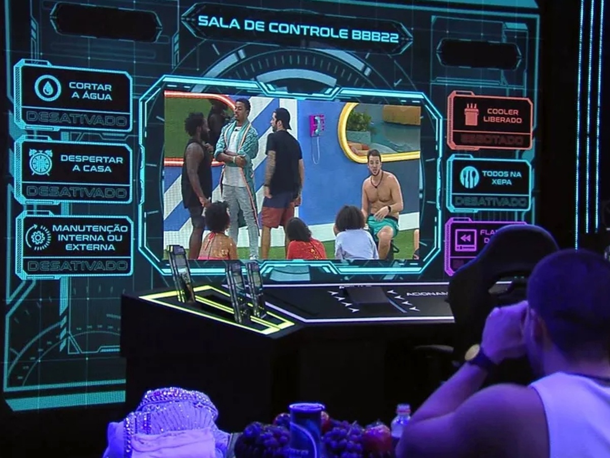 Arthur acha que P.A está falando dele, mas atleta comentava sobre cinema