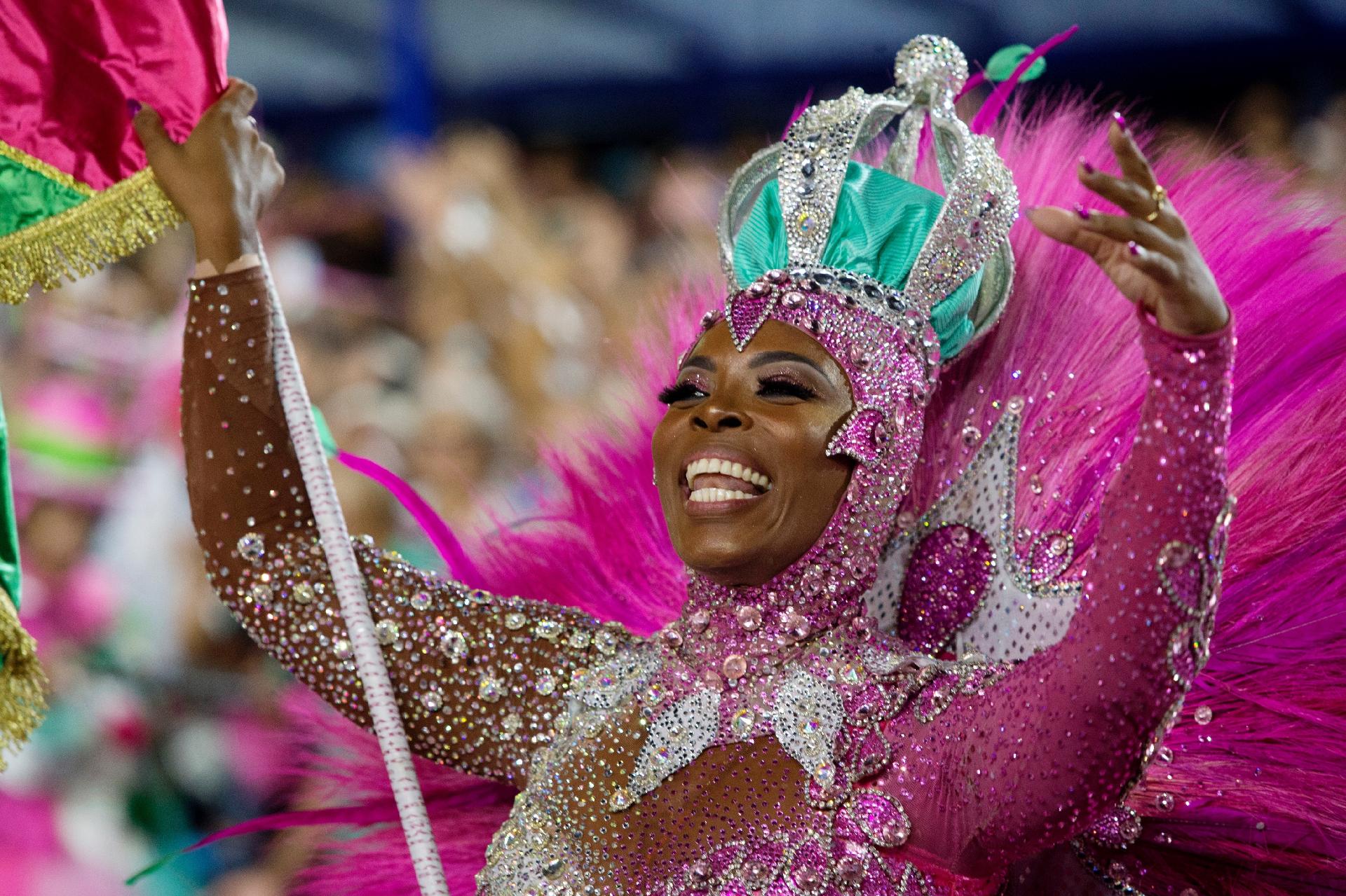22.abr.2022 - Desfile da Mangueira na primeira noite do carnaval 2022 na Sapucaí - Júlio César Guimarães/UOL