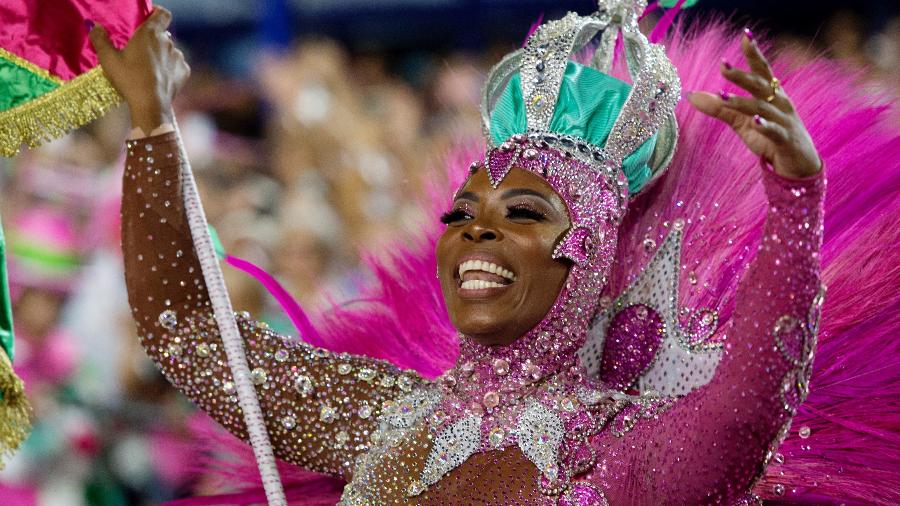 Desfile da Mangueira na primeira noite do carnaval 2022 na Sapucaí