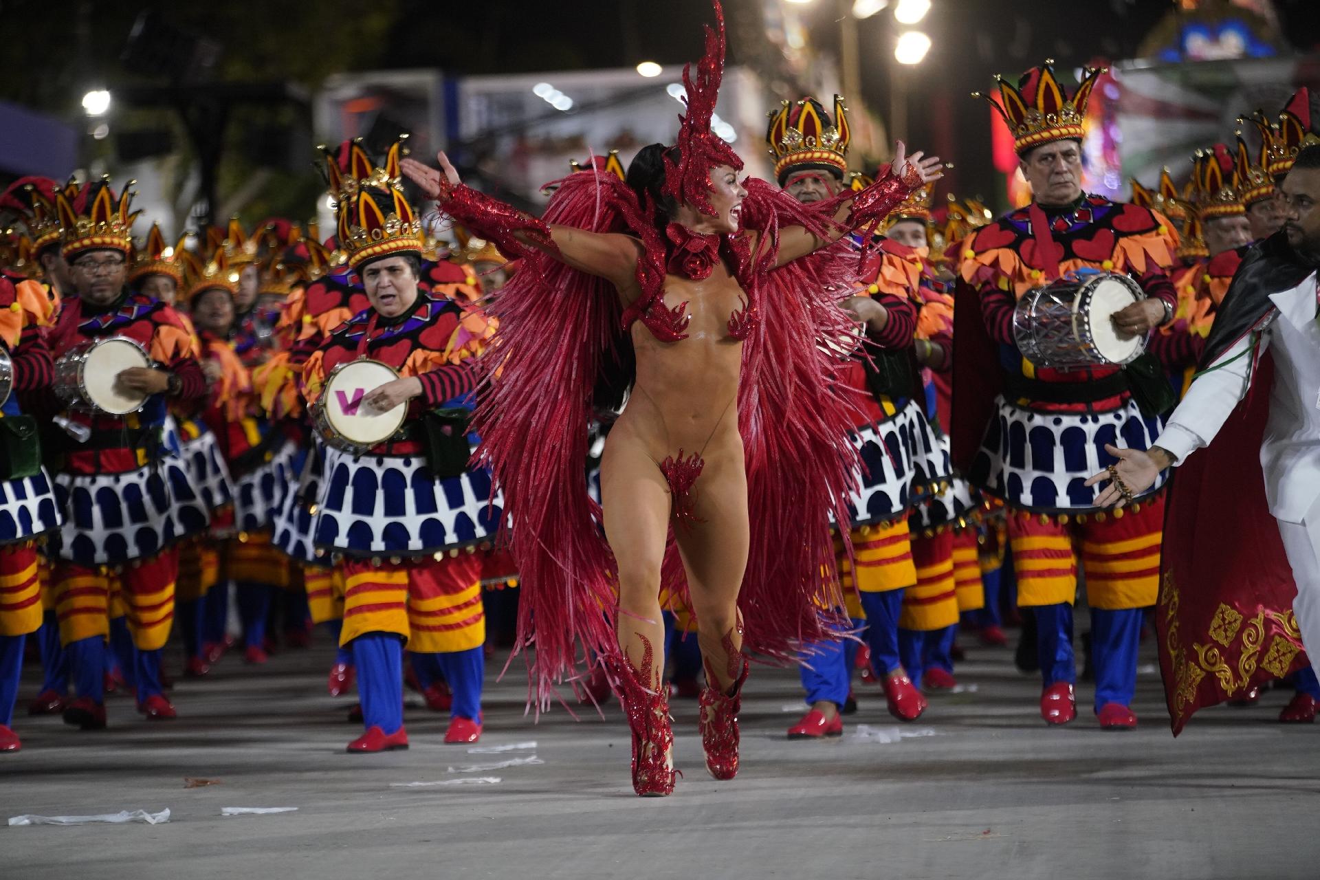 Paolla Oliveira desfilando na Grande Rio - Ricardo Borges/UOL
