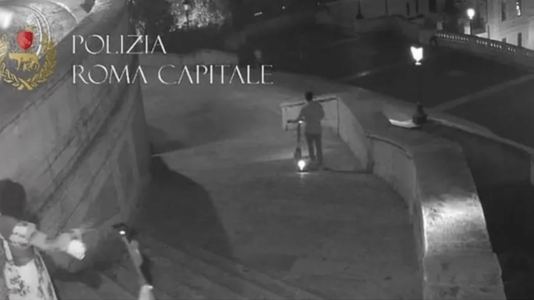 Turistas em motos causaram danos no valor de US$ 27 mil na histórica Escadaria Espanhola em Roma - Polizia Roma Capitale - Polizia Roma Capitale