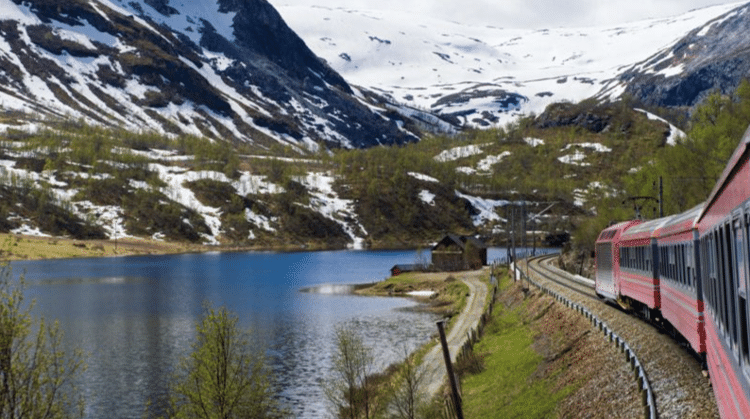 Os trilhos cruzam o inóspito planalto de Hardangervidda, a mais de 1 mil metros acima do nível do mar - Getty Images - Getty Images