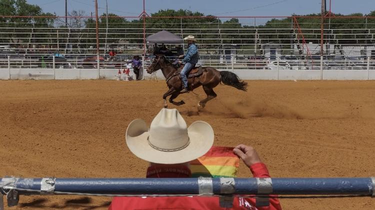 Rodeio tem 'corrida drag' com bezerros e homens e mulheres competem na mesma categoria - Shelby Tauber/AFP - Shelby Tauber/AFP