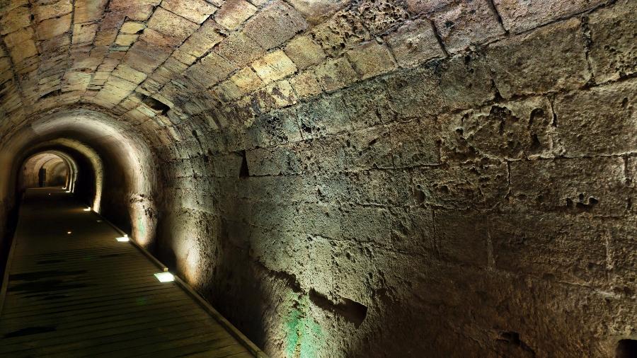 Túnel do tempo dos templários em Acco