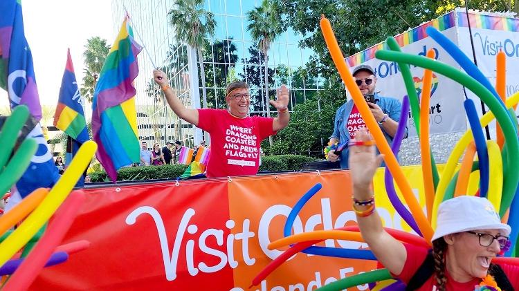 Carro da Visit Orlando, no desfile da Pride