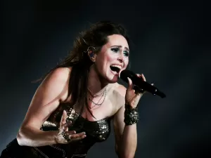 Within Temptation entrega diversos Within Temptation no palco do Summer