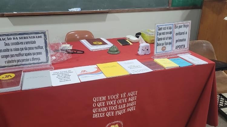 Mesa do grupo de apoio Jogadores Anônimos em São Paulo