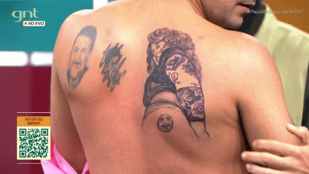 Eduardo Sterblitch mostra tatuagem que fez para fã