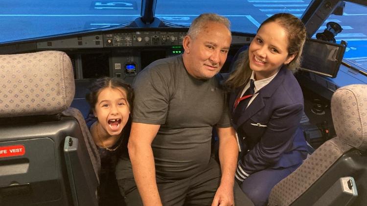 Camila, seu pai Bill e a filha Júlia na cabine de pilotagem Camila, seu pai Bill e a filha Júlia na cabine de pilotagem
