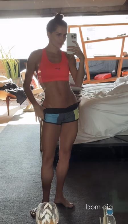 Deborah Secco exibe barriga trincada após exercício Deborah Secco exibe barriga trincada após exercício