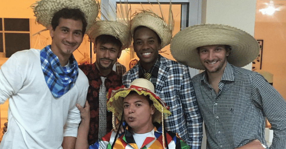 3.jul.2015 - Os jogadores Ganso, Neymar, Robinho e Elano se divertem com David Brazil no "Arraiá do Neymar", que teve a presença de vários famosos, na casa do jogador do Barcelona no Guarujá, litoral sul de São Paulo