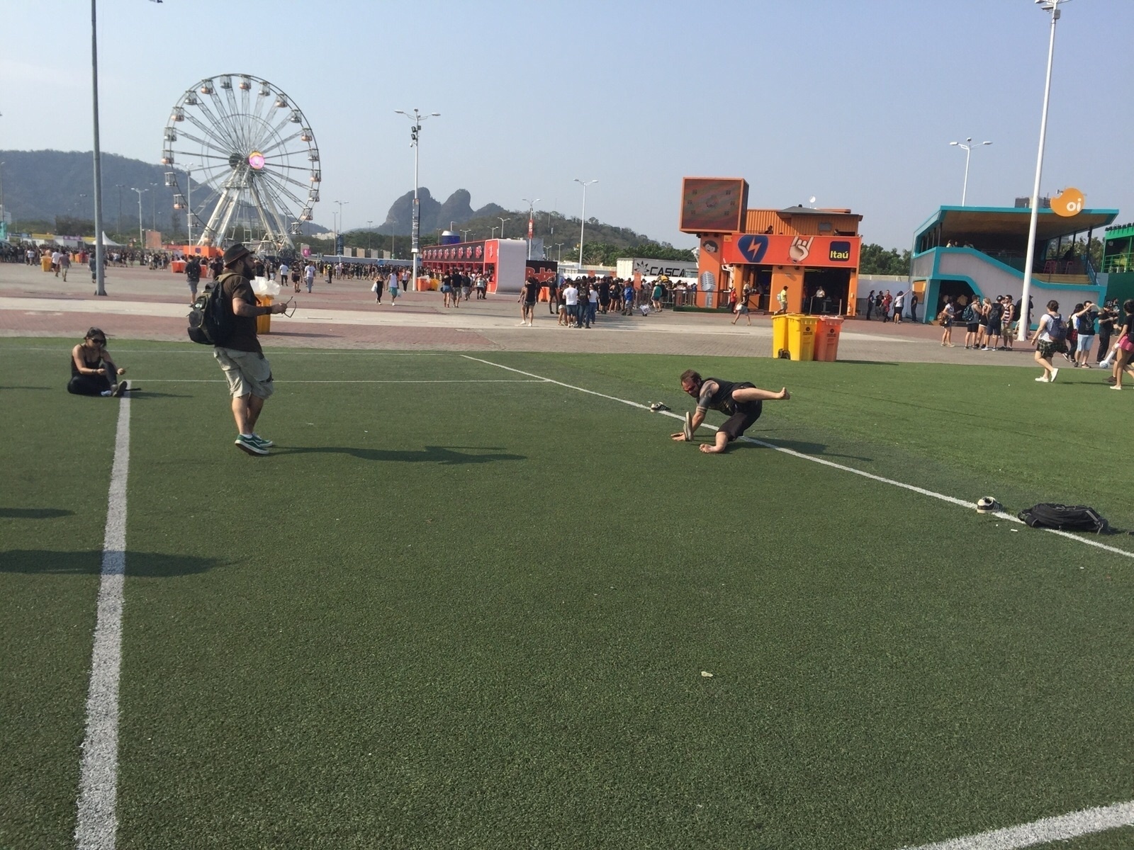 Os amigos Davi Hermsorff, 27, Igor Figueiredo, 20, Gabriel Duarte, 23, e Rafael Tinoco, 29, jogam uma pelada nos gramados da Cidade do Rock, antes dos shows começarem. O grupo usou um tênis como bola, e outros dois para demarcar o gol. - Felipe Cruz/UOL