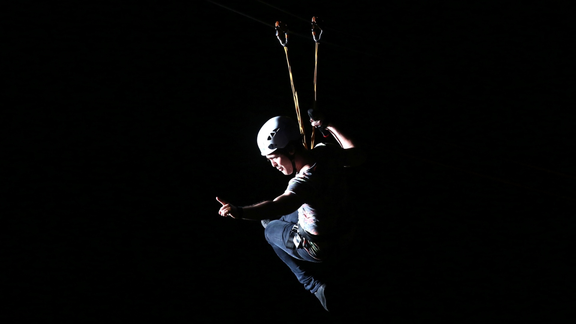 26.set.2015 - George Sheppard, vocalista do grupo Sheppard, começa a apresentação da banda australiana na tirolesa do Rock in Rio - Marco Antonio Teixeira/UOL