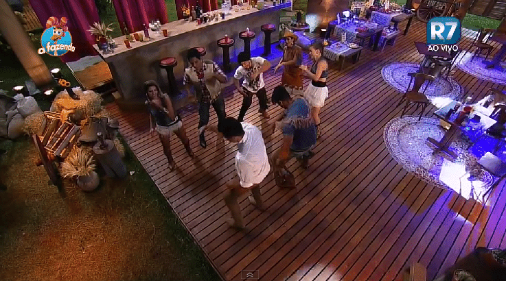 19.nov.2015 - Os sete finalistas do reality dançaram axé juntos - Reprodução/Record
