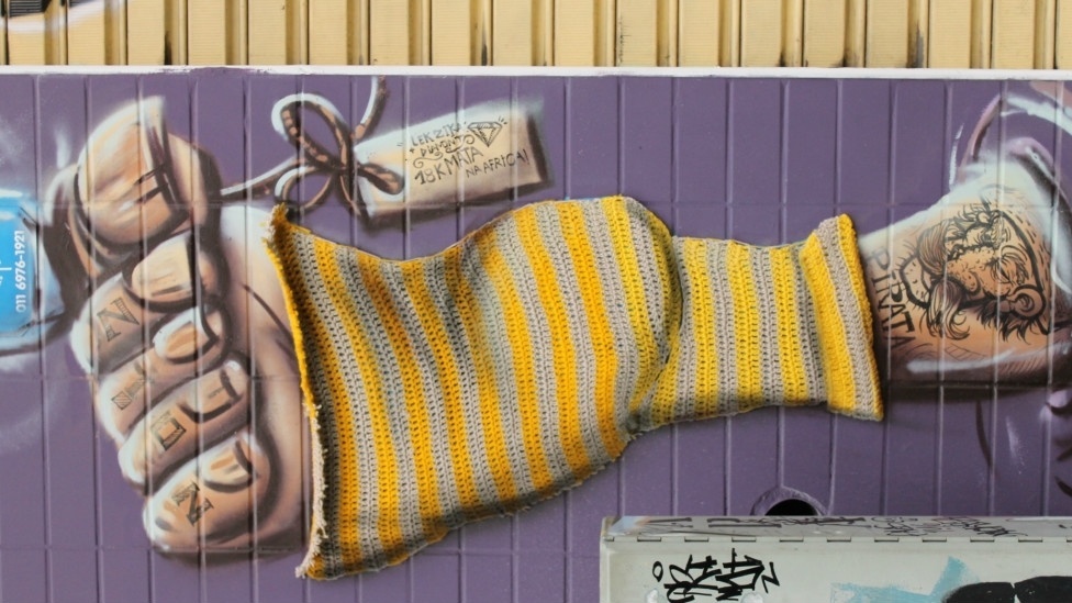 A paulista Karen Bazzeo, 30, tem usado um hobby de infância, o crochê, em instalações em muros de cidades como São Paulo e Rio de Janeiro - Lucas Hirai