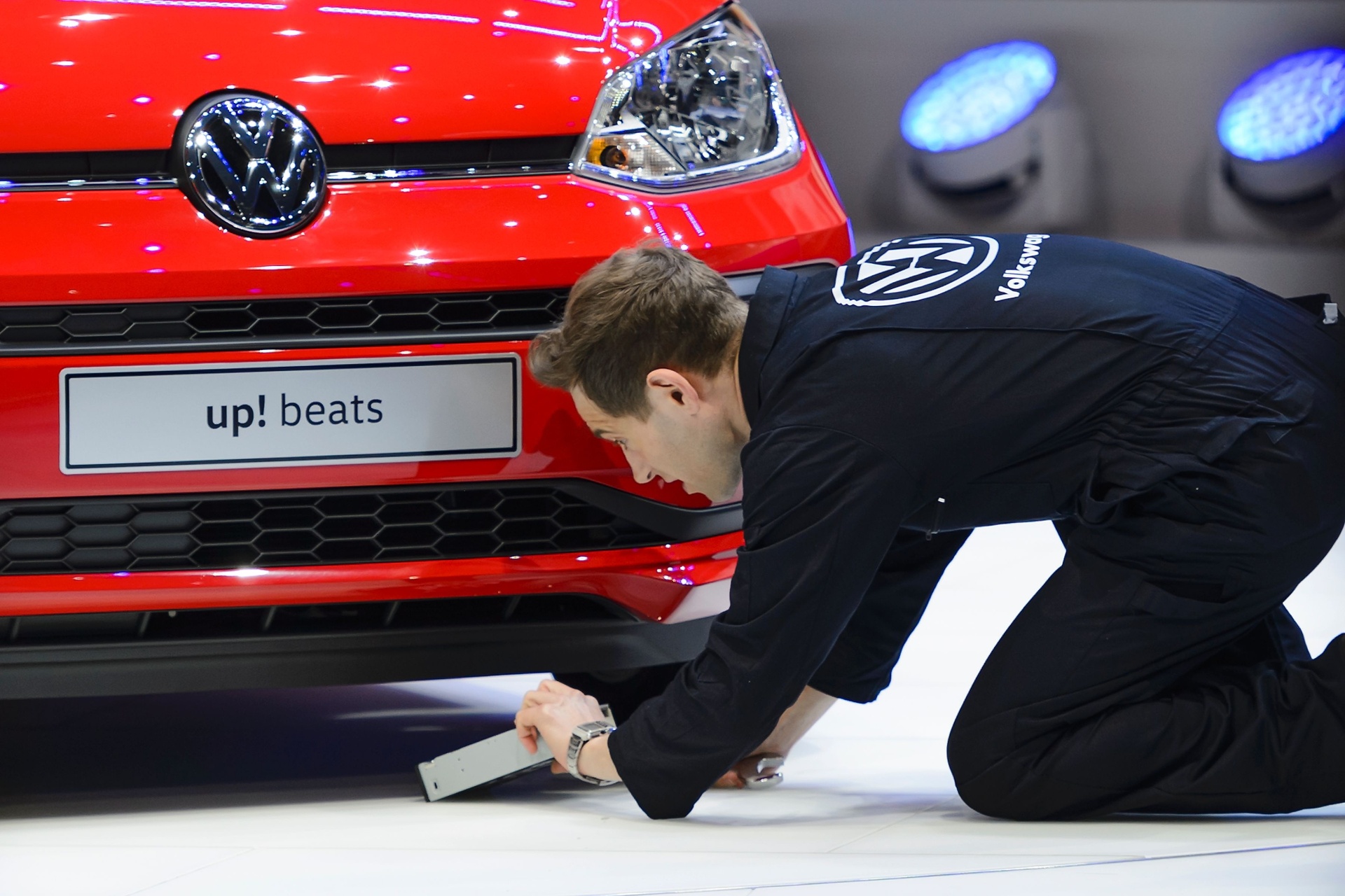 Comediante Simon Brodkin invade coletiva da Volkswagen no Salão de Genebra 2016 - Fabrice Coffrini/AFP