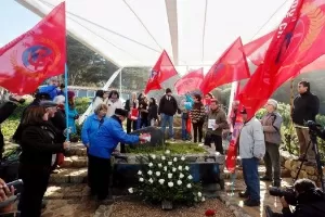 26.abr.2016 - Membros do partido comunista chileno acompanham enterro de Neruda - Rodrigo Garrido/Reuters