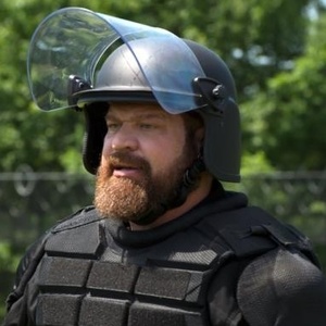 16.jun.2016 - O truculento guarda Piscatella (Brad William Henke) é um dos novos personagens de "Orange is The New Black"  - Divulgação/Netflix