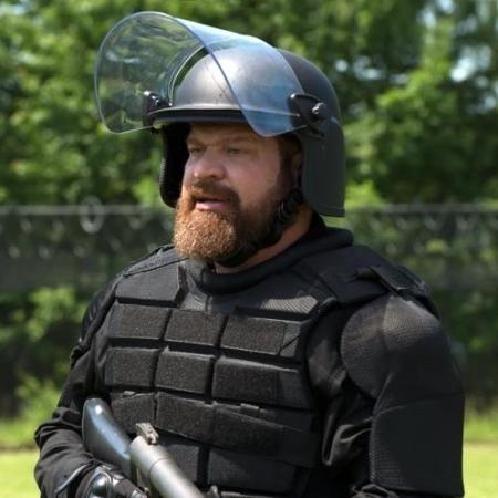 16.jun.2016 - O truculento guarda Piscatella (Brad William Henke) é um dos novos personagens de "Orange is The New Black" - Divulgação/Netflix - Divulgação/Netflix
