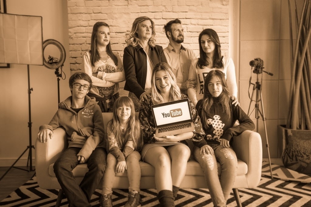 Pioneira da família Santina no YouTube, Niina Secrets ressalta a importância do apoio da família desde o início, há seis anos. "Eles nunca pensaram que o que eu fazia era uma bobeirinha". Hoje ela se orgulha ao ver a família toda criando conteúdo para a internet - Simon Plestenjak/UOL