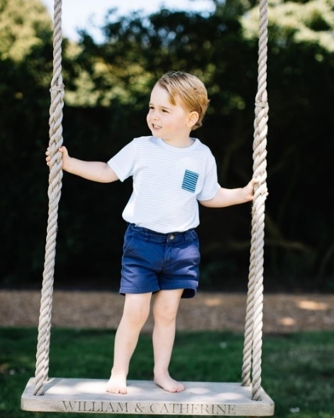Primeiro filho de William e Kate Middleton, Príncipe George completa três anos nesta sexta-feira. Nas redes sociais, o Palácio de de Kensington divulga fotos do menino para comemorar a data - Reprodução/Twitter/kensingtonroyal