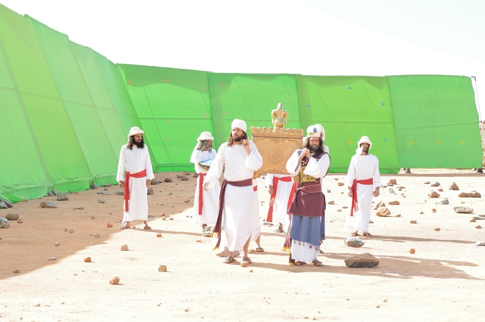 Liderados por Josué (Sidney Sampaio), hebreus atravessam o rio Jordão em cena de "A Terra Prometida" - Munir Chatack/Record