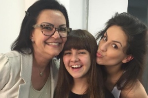 A atriz Klara Castanho entre a youtuber Kéfera e a mãe dela, Zeiva, durante as gravações do filme "É Fada!" - Reprodução/Instagram/klaragcastanho - Reprodução/Instagram/klaragcastanho