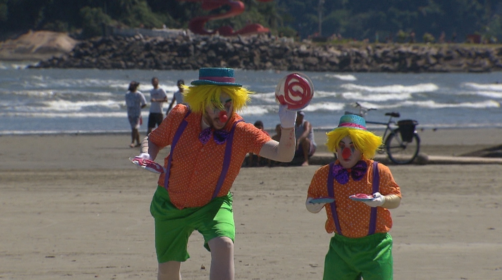 23.out.2016 - Palhaços "atacam" banhistas com tortas na cara em pegadinha do "Programa Silvio Santos" - Divulgação/SBT