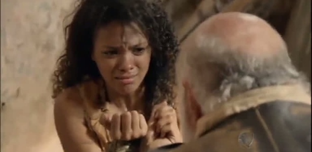 Escrava mãe: Ator diz que cenas em que Osório aprisiona e bate em Esméria (Lidi Lisboa) foram muito difíceis de gravar - Reprodução/TV Record - Reprodução/TV Record