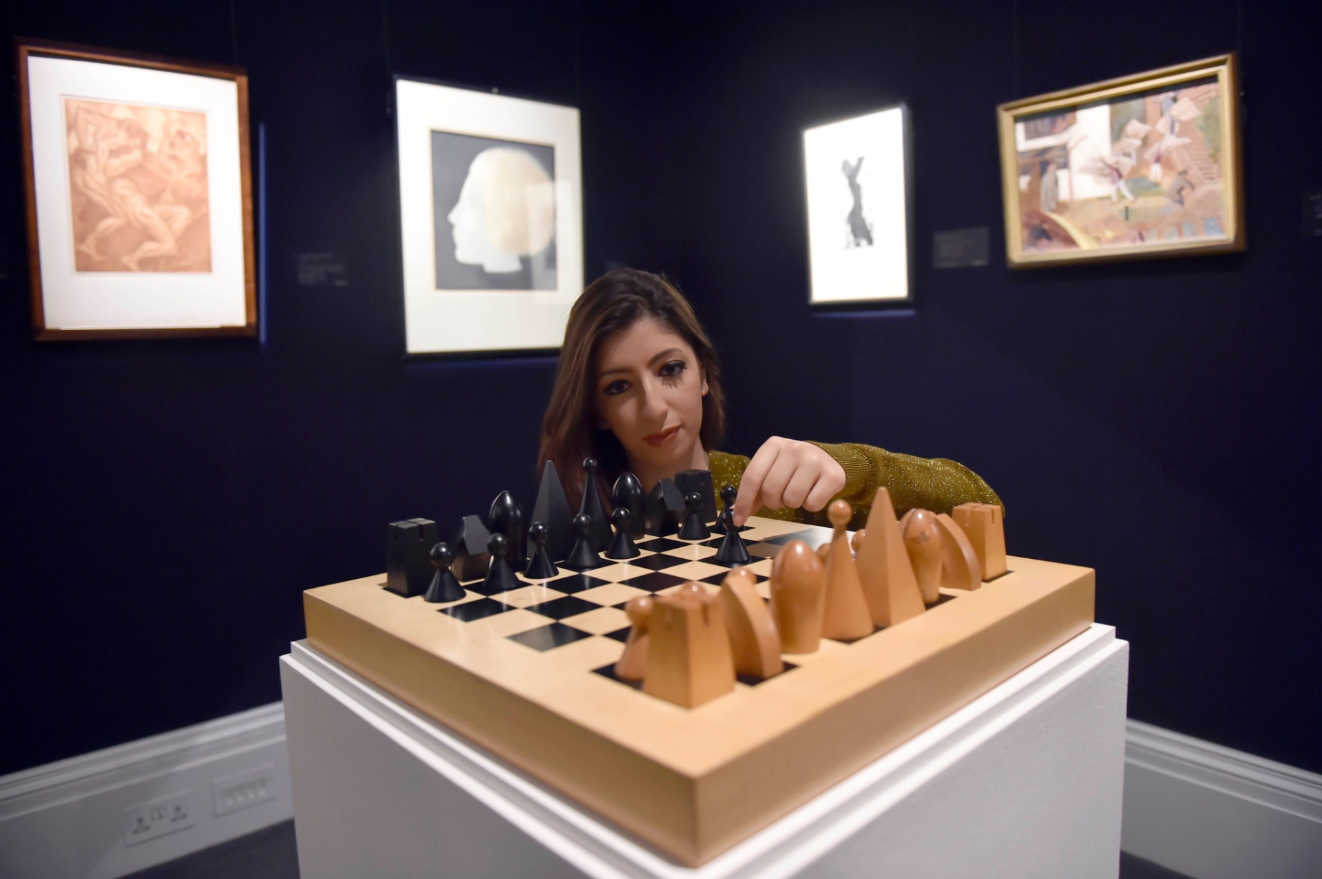 A exposição, batizada como "Bowie/Collector", terminará com o leilão de todas as criações artísticas nos dias 10 e 11 deste mês. - Hannah McKay/Reuters