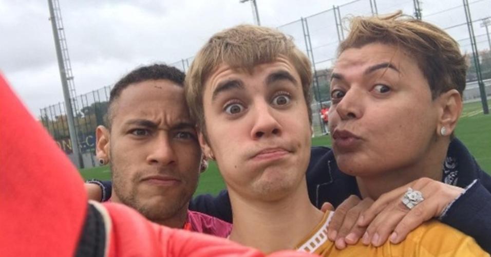 21.nov.2016 - Neymar e Justin Bieber se encontraram de novo. E, desta vez, na companhia do promoter David Brazil, que compartilhou uma foto dos três, na cidade de Barcelona (Espanha), com a legenda 