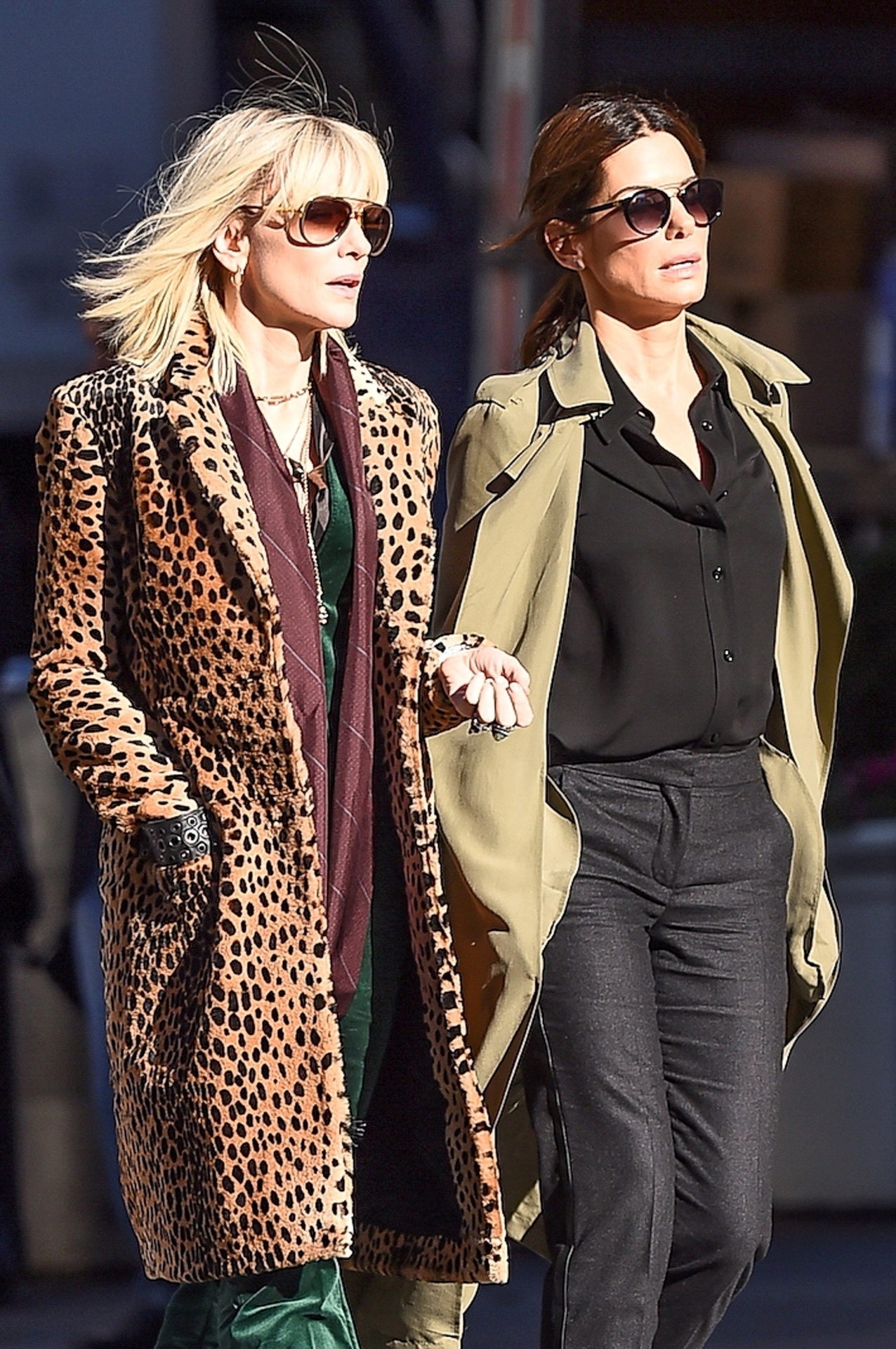 Cate Blanchet e Sandra Bullock nas ruas de Nova York durante gravação do filme "Ocean's Eight" - AKM-GSI