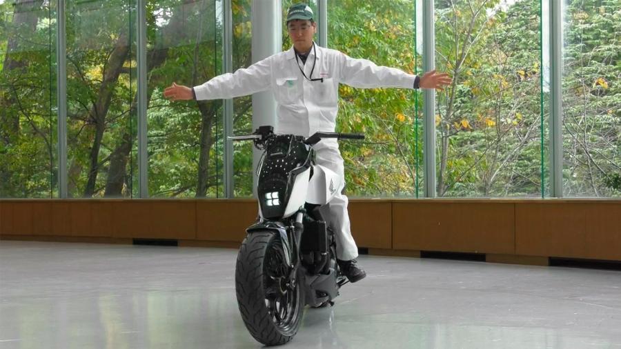 Honda Riding Assist: tecnologia em estudo impede que moto tombe após desequilíbrio - Reprodução