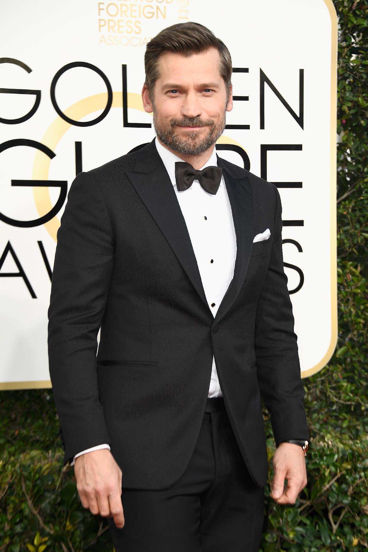 Nikolaj Coster-Waldau deixou a armadura do Jaime Lannister de "Game of Thrones" em casa e usou um terno tradicional para o Globo de Ouro 2017. - Getty Images