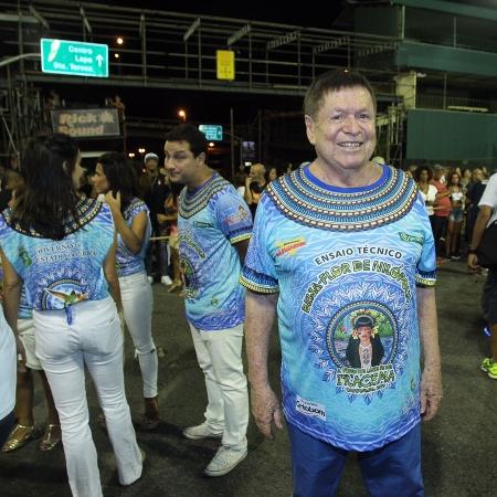 Ex-diretor da Globo, Boni desfilou com a camisa dos componentes que tinha a logo oficial do Governo do Estado do Ceará  nas costas no desfile técnico da Beija-Flor - AgNews/Marcelo Sá Baretto